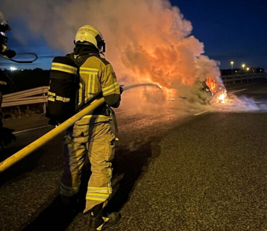 Intervención de los Bomberos de Alcorcón en el incendio de un vehículo en plena M-50: dos heridos leves