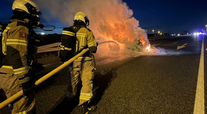 Intervención de los Bomberos de Alcorcón en el incendio de un vehículo en plena M-50: dos heridos leves