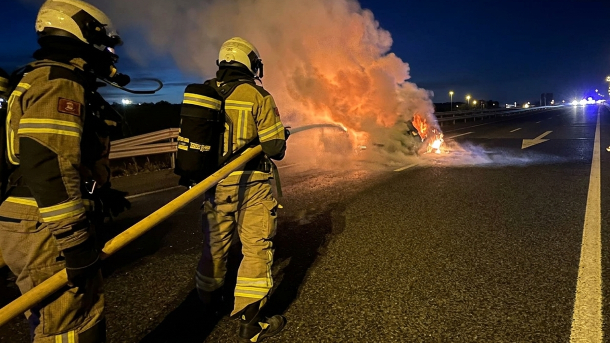 Intervención de los Bomberos de Alcorcón en el incendio de un vehículo en plena M-50: dos heridos leves