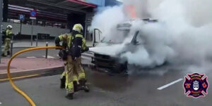 Aparatoso incendio de una furgoneta en Alcorcón: se desconocen las causas