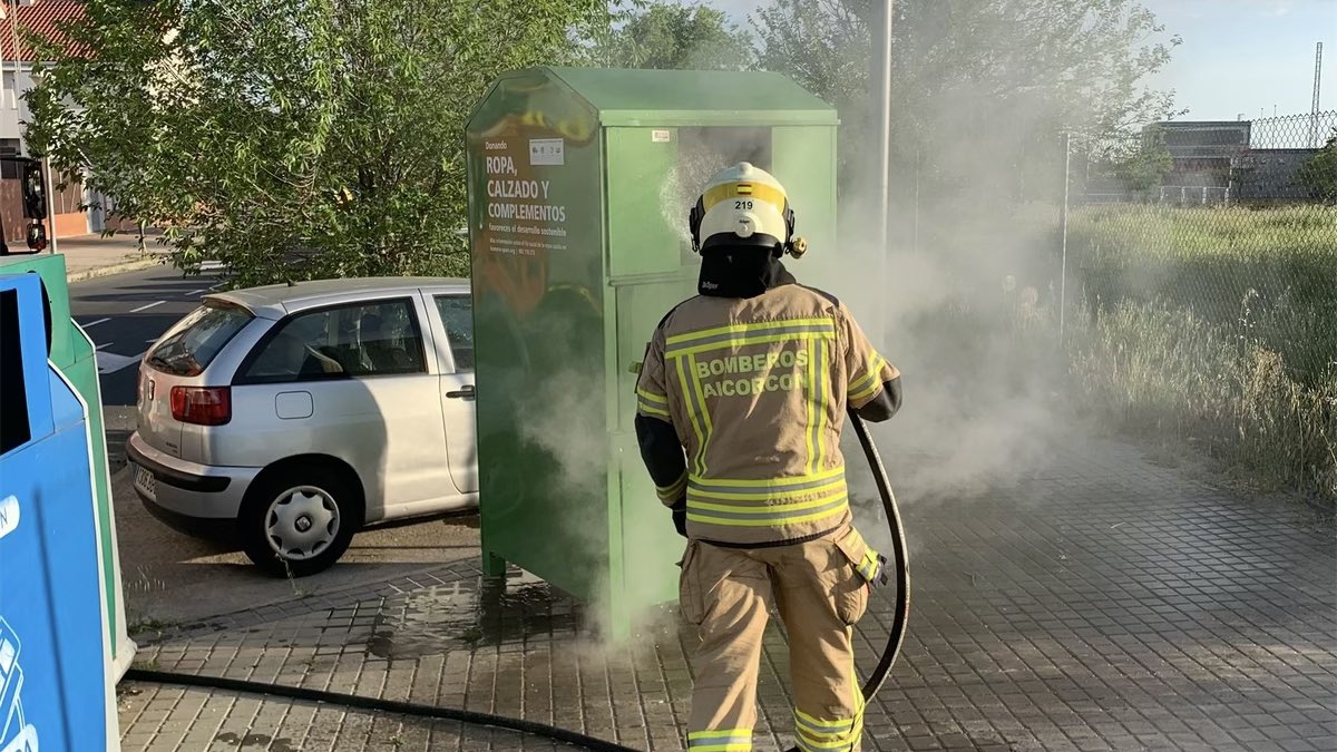Doble intervención de los Bomberos de Alcorcón: un incendio en vivienda y otro en un contenedor