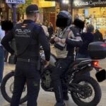 Intervención policial en Alcorcón detecta a un motorista trabajando sin permiso