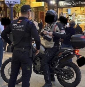 Intervención policial en Alcorcón detecta a un motorista trabajando sin permiso