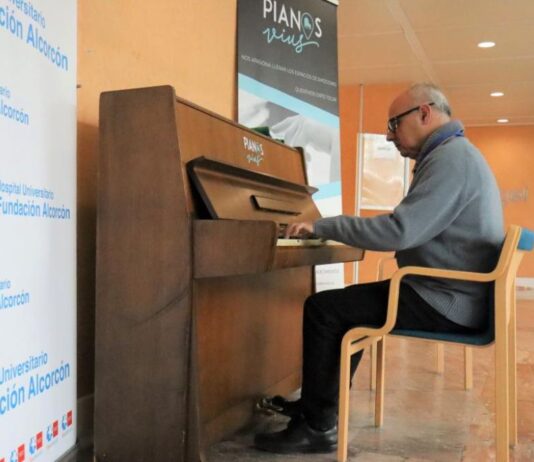 El Hospital de Alcorcón instala un piano abierto a pacientes, familiares y visitantes