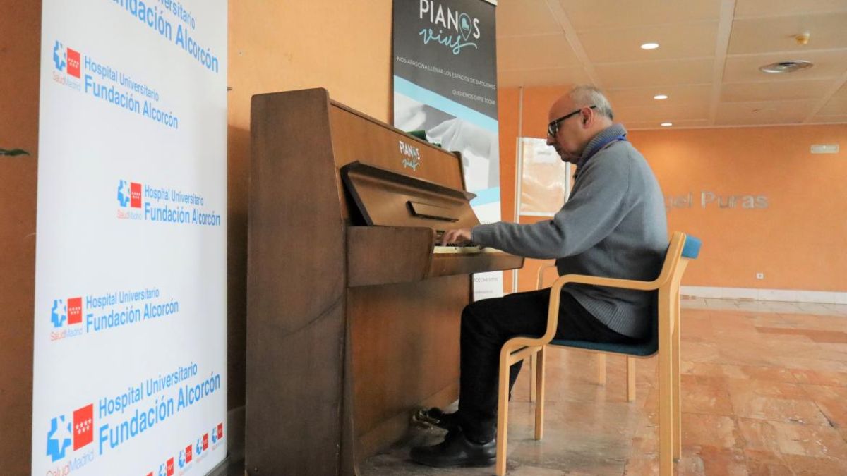 El Hospital de Alcorcón instala un piano abierto a pacientes, familiares y visitantes