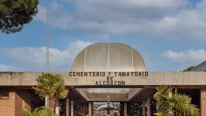 Vecinos de Alcorcón recogen firmas para detener la futura construcción de un Tanatorio - Crematorio en el Polígono