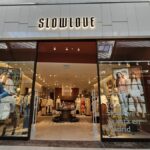 Aterriza SLOWLOVE en TresAguas: la marca de ropa de Sara Carbonero abre sus puertas en Alcorcón