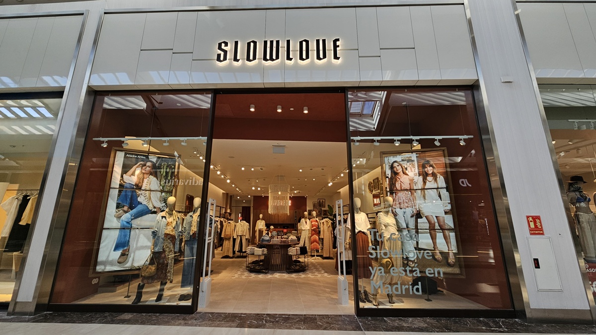 Aterriza SLOWLOVE en TresAguas: la marca de ropa de Sara Carbonero abre sus puertas en Alcorcón
