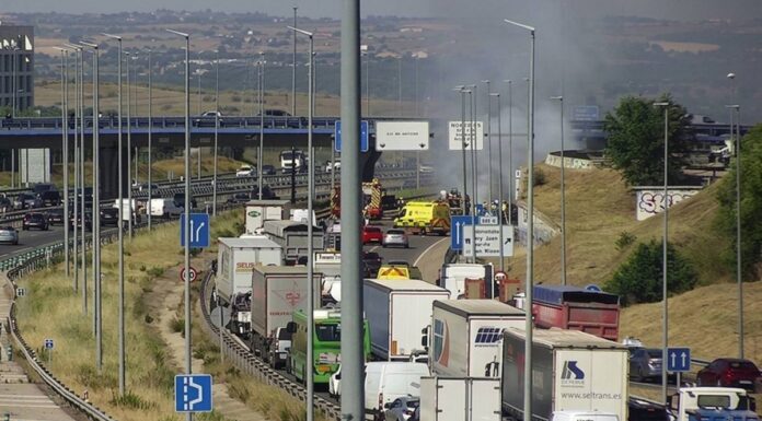 Accidente de tráfico en la A-5 con varios vehículos implicados: los Bomberos de Alcorcón aseguran la zona