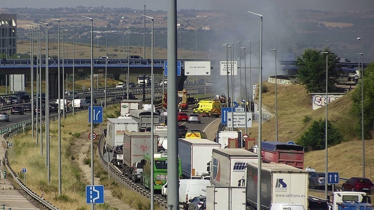 Accidente de tráfico en la A-5 con varios vehículos implicados: los Bomberos de Alcorcón aseguran la zona