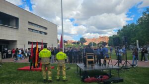 Emotivo homenaje a Jesús Aguilar y Sergio Benavente, bomberos de Alcorcón fallecidos en la calle los Lilos: el Parque Darwin llevará su nombre