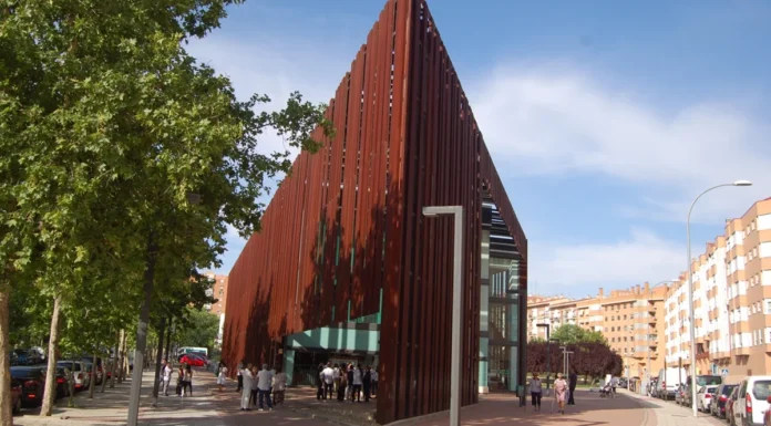 Llega a Alcorcón la exposición de pirograbado 'Madera y fuego'