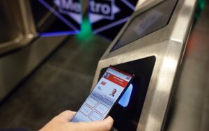 Así cambiará entrar al Metro de Madrid: los vecinos de Alcorcón podrán hacer un pago directo con tarjeta