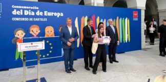 Más que un cartel: Olivia y Miriam ganan el primer premio del Concurso de Carteles del Día de Europa