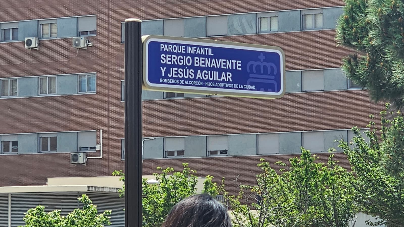 Emotivo homenaje a Jesús Aguilar y Sergio Benavente, bomberos de Alcorcón fallecidos en la calle los Lilos: el Parque Darwin llevará su nombre
