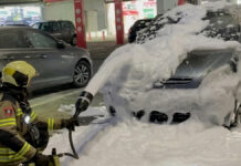 Un vehículo se incendia en el parking de Parque Oeste en Alcorcón