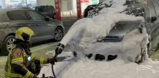Un vehículo se incendia en el parking de Parque Oeste en Alcorcón