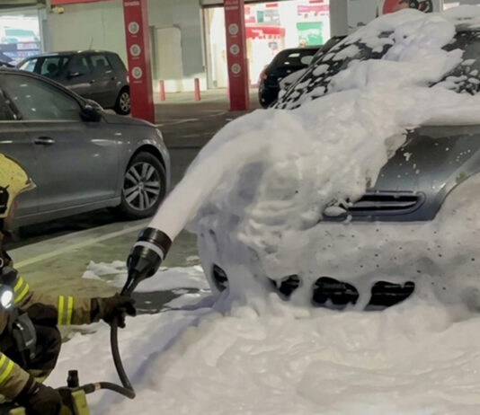 Un vehículo se incendia en el parking de Parque Oeste en Alcorcón Un vehículo se incendia en el parking de Parque Oeste en Alcorcón
