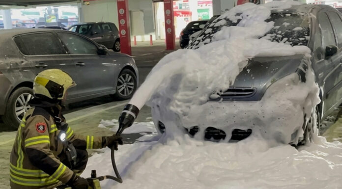 Un vehículo se incendia en el parking de Parque Oeste en Alcorcón
