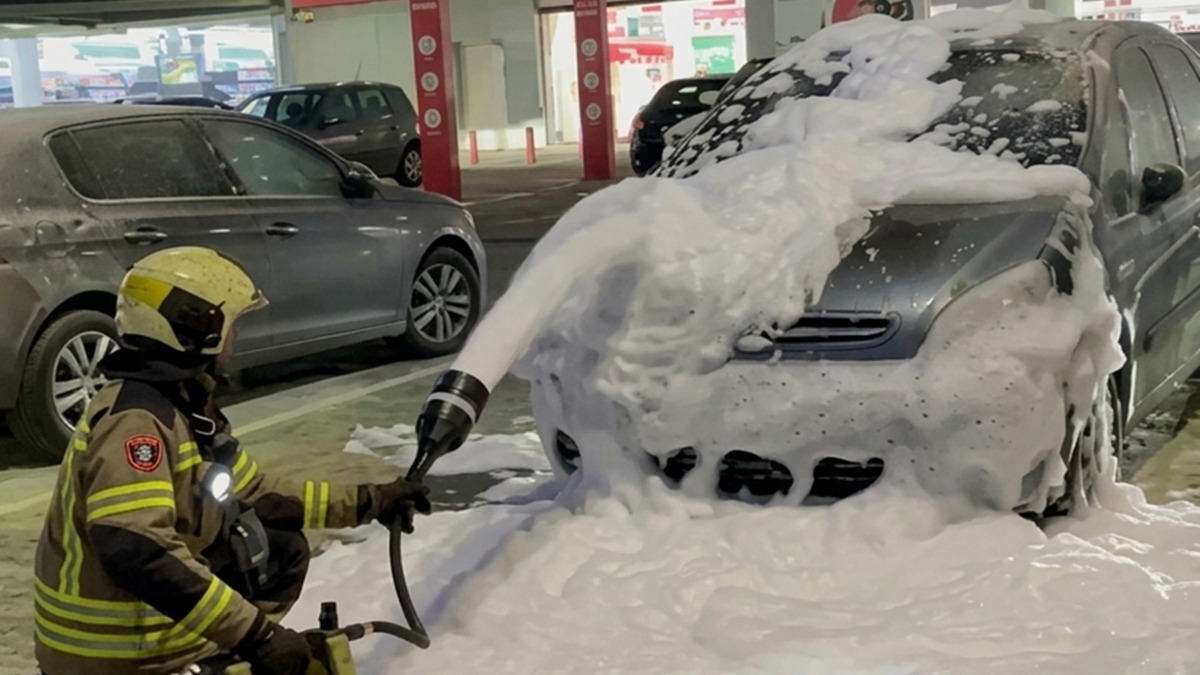 Un vehículo se incendia en el parking de Parque Oeste en Alcorcón