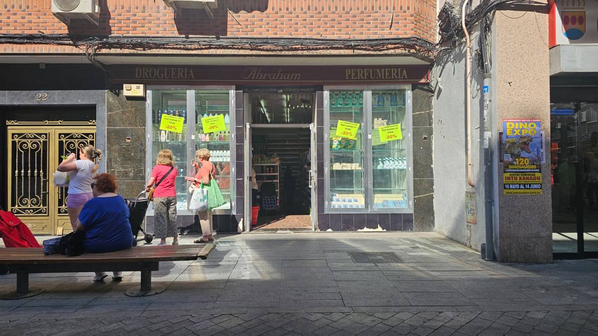 La droguería Abraham cierra sus puertas en Alcorcón con liquidación de productos incluida