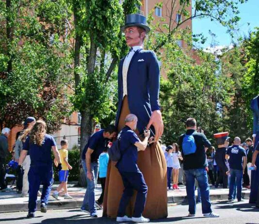 Vuelven las Fiestas de la Asociación de Vecinos de San José de Valderas en Alcorcón: gigantes, fiesta de espuma y mucha música Vuelven las Fiestas de la Asociación de Vecinos de San José de Valderas en Alcorcón: gigantes, fiesta de espuma y mucha música