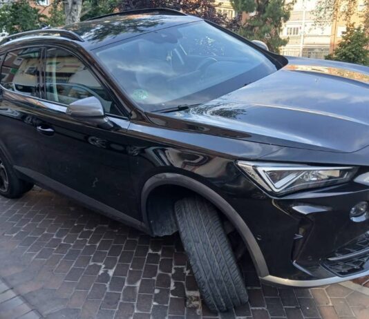 Un conductor estrella su coche a las puertas de un centro escolar en Alcorcón y da positivo en alcohol y drogas