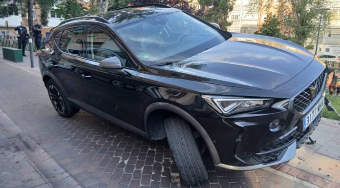 Un conductor estrella su coche a las puertas de un centro escolar en Alcorcón y da positivo en alcohol y drogas