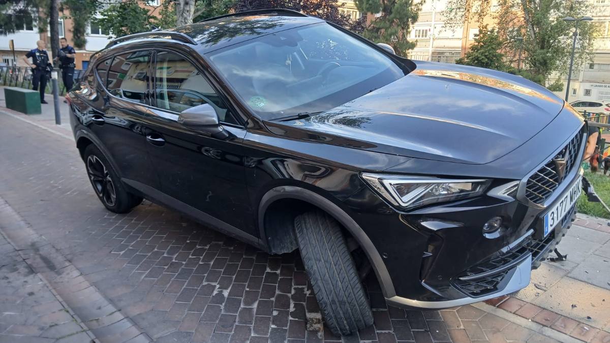 Un conductor estrella su coche a las puertas de un centro escolar en Alcorcón y da positivo en alcohol y drogas