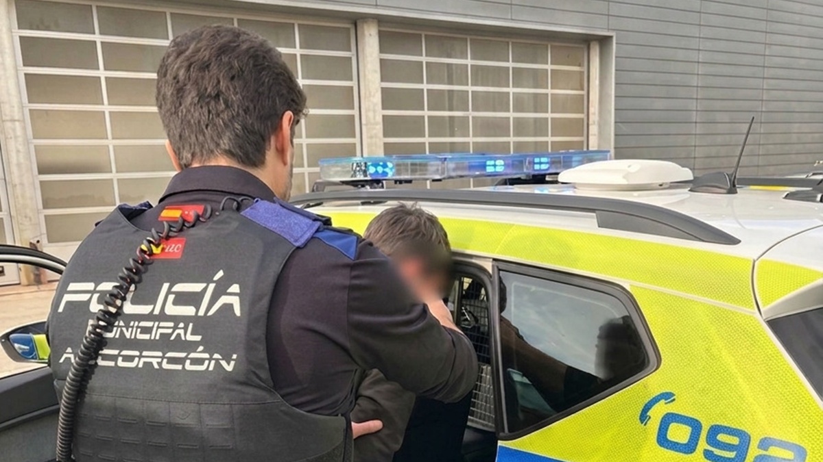Detenido un varón en Alcorcón por un presunto delito de violencia de género y otro contra la salud pública