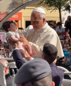 Tres familias del Colegio Juan Pablo II de Alcorcón viven un encuentro inolvidable con el Papa León XIV