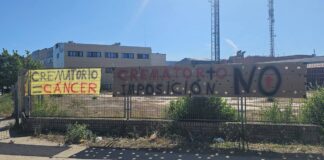 Concentración vecinal enfrente del futuro tanatorio - crematorio de Alcorcón: “El sentir es que se nos ha ignorado“
