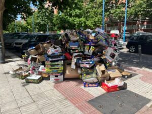 Vecinos de Alcorcón denuncian la acumulación de basura en la calle Timanfaya