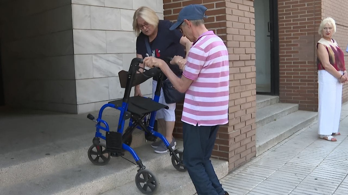 “Solo queremos una rampa“: la reclamación de varios vecinos con discapacidad en Alcorcón