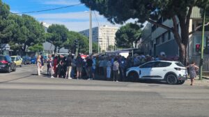 Concentración vecinal enfrente del futuro tanatorio - crematorio de Alcorcón: "El sentir es que se nos ha ignorado"