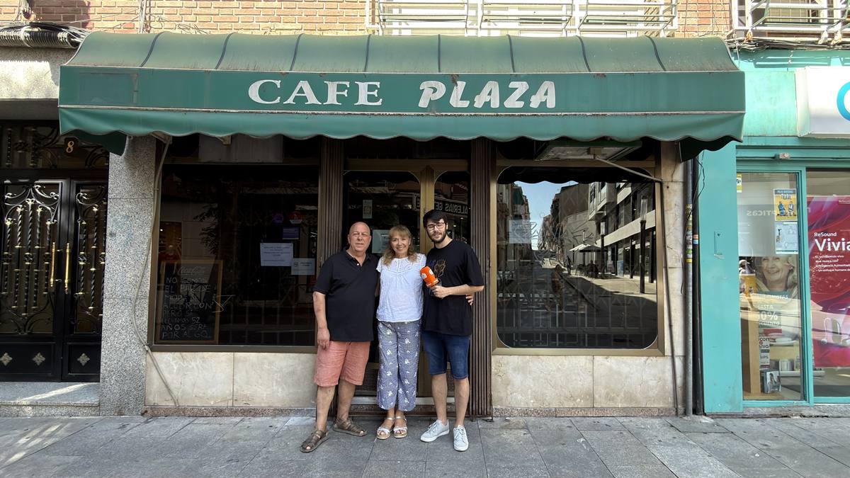 El Bar Plaza se despide de Alcorcón: Pedro y Asunción se jubilan tras 53 años de historia El Bar Plaza se despide de Alcorcón: Pedro y Asunción se jubilan tras 53 años de historia
