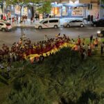 Miles de vecinos de Alcorcón celebran la victoria de España contra Francia en el Mundial