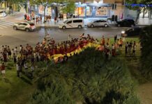 Miles de vecinos de Alcorcón celebran la victoria de España contra Francia en el Mundial