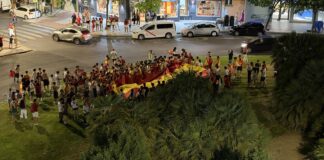 Miles de vecinos de Alcorcón celebran la victoria de España contra Francia en el Mundial