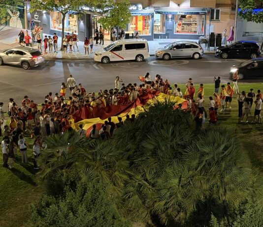 Miles de vecinos de Alcorcón celebran la victoria de España contra Francia en el Mundial