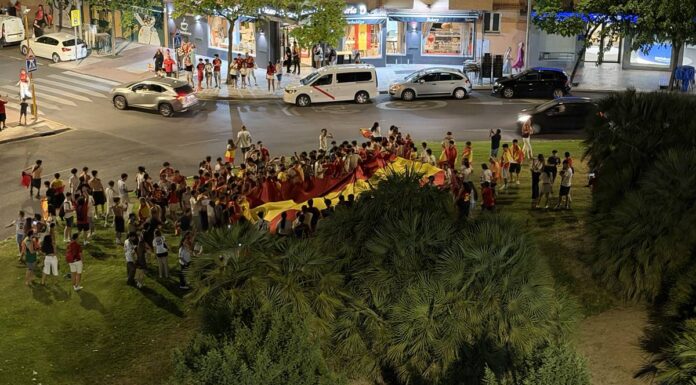 Miles de vecinos de Alcorcón celebran la victoria de España contra Francia en el Mundial