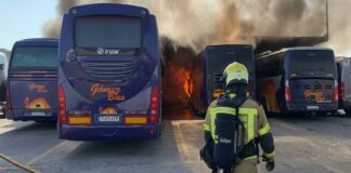 Los Bomberos de Alcorcón evitan una emergencia mayor al extinguir un incendio de varios autobuses