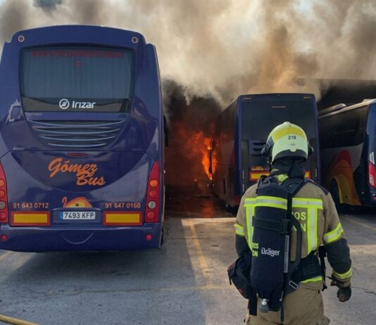 Los Bomberos de Alcorcón evitan una emergencia mayor al extinguir un incendio de varios autobuses