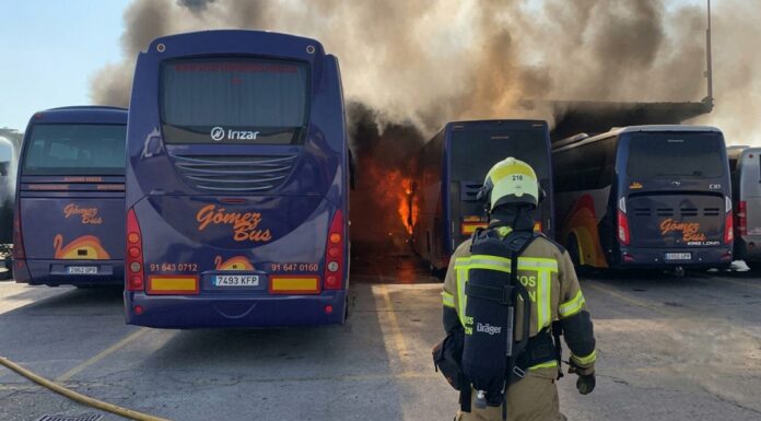 Los Bomberos de Alcorcón evitan una emergencia mayor al extinguir un incendio de varios autobuses