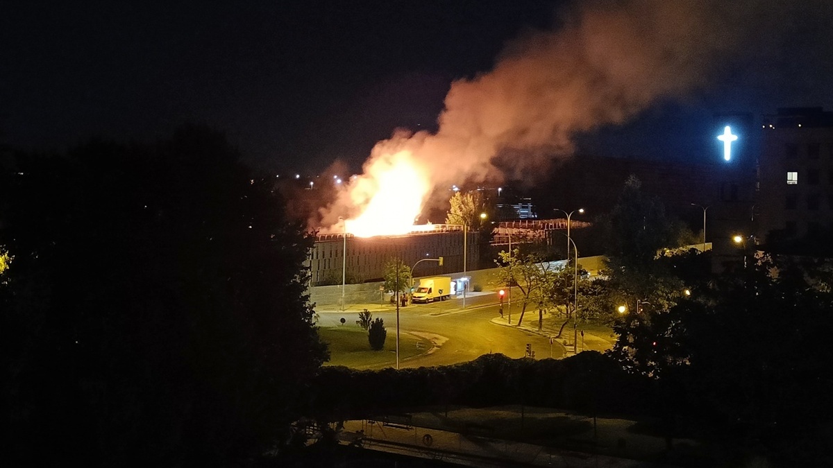 Incendio en la cubierta del CREAA en Alcorcón tras la victoria de España en el Mundial Incendio en la cubierta del CREAA en Alcorcón tras la victoria de España en el Mundial