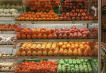 Vecinos de Alcorcón reclaman la apertura de un nuevo supermercado en una parcela vacía