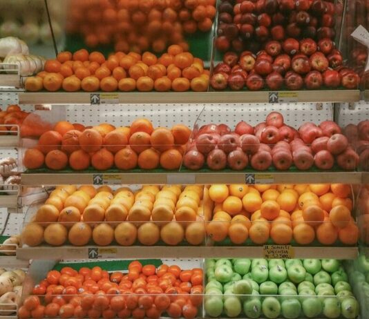 Vecinos de Alcorcón reclaman la apertura de un nuevo supermercado en una parcela vacía