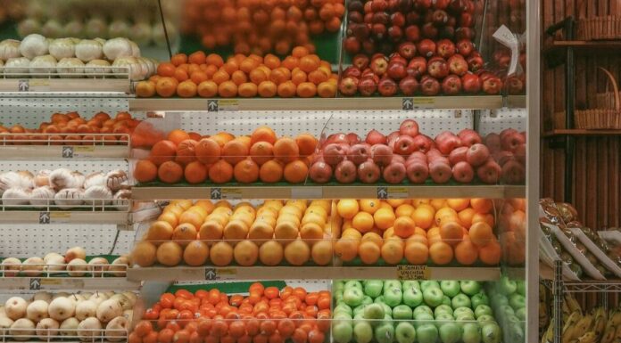 Vecinos de Alcorcón reclaman la apertura de un nuevo supermercado en una parcela vacía