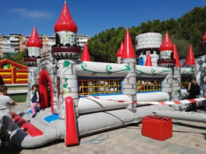 Castillos hinchables, fiestas de espuma y tren turístico: Alcorcón llena sus fiestas de actividades para niños