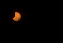 Alcorcón pudo ver el eclipse de sol casi en su totalidad: la ciudad estuvo a oscuras durante un minuto